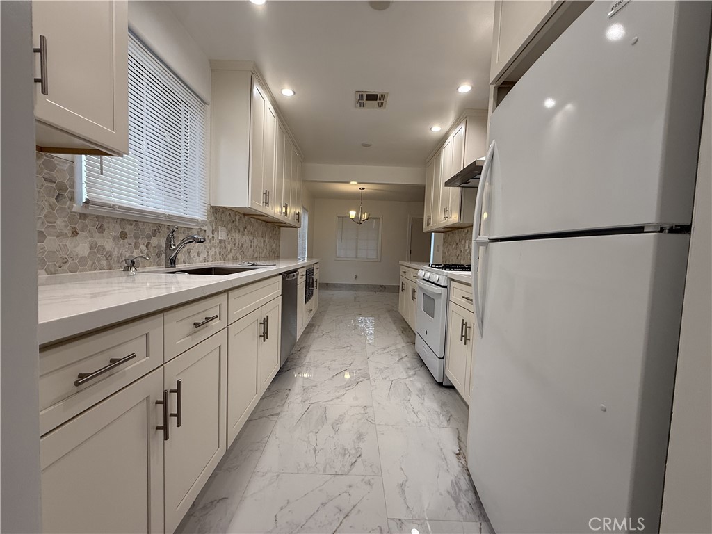 17845 Victory Blvd. Property Photo 6