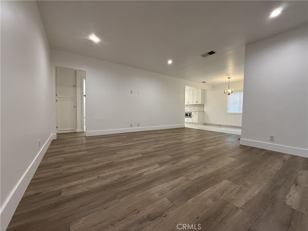 17845 Victory Blvd. Property Photo 11