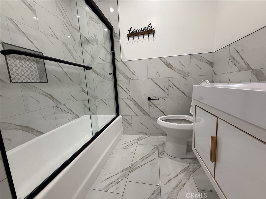 17845 Victory Blvd. Property Photo 19