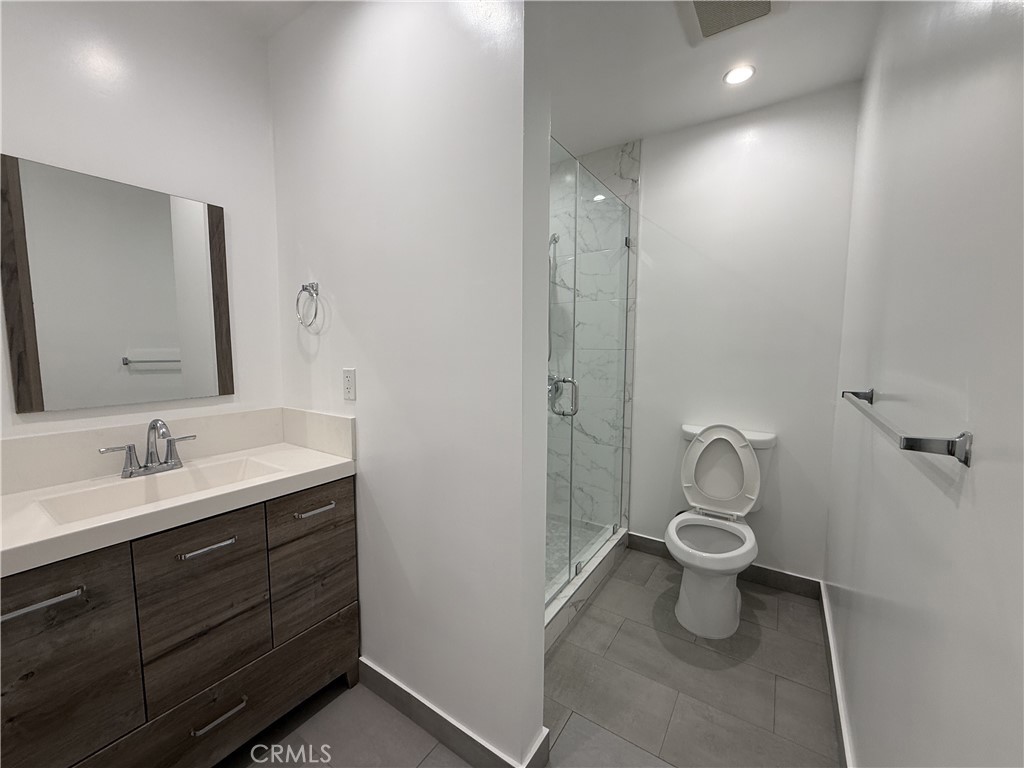 17845 Victory Blvd. Property Photo 25