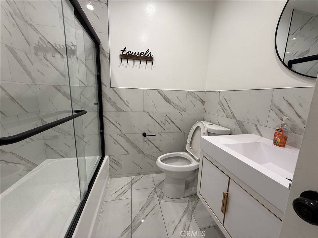 17845 Victory Blvd. Property Photo 29
