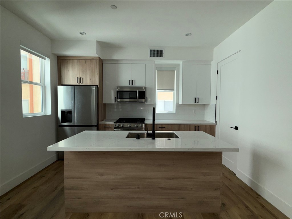 5042 Laurel Canyon Boulevard Property Photo 4