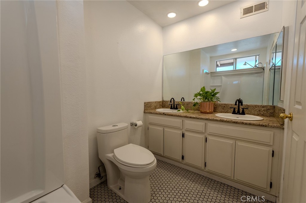 1665 N Fillmore Ave Property Photo 40