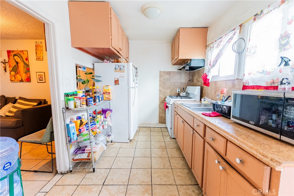 707 E 65th Property Photo 17