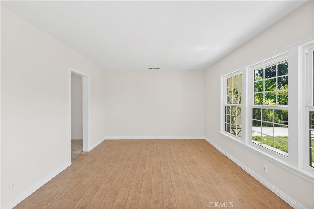 15115 Leadwell Street Property Photo 3