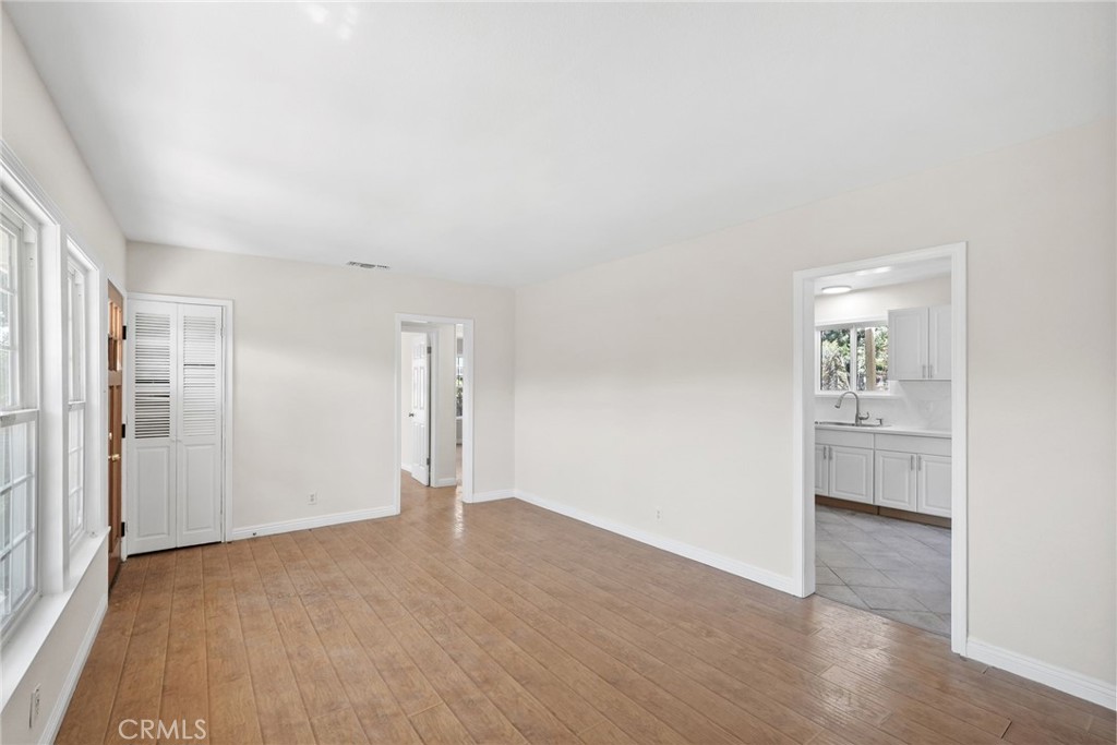 15115 Leadwell Street Property Photo 4