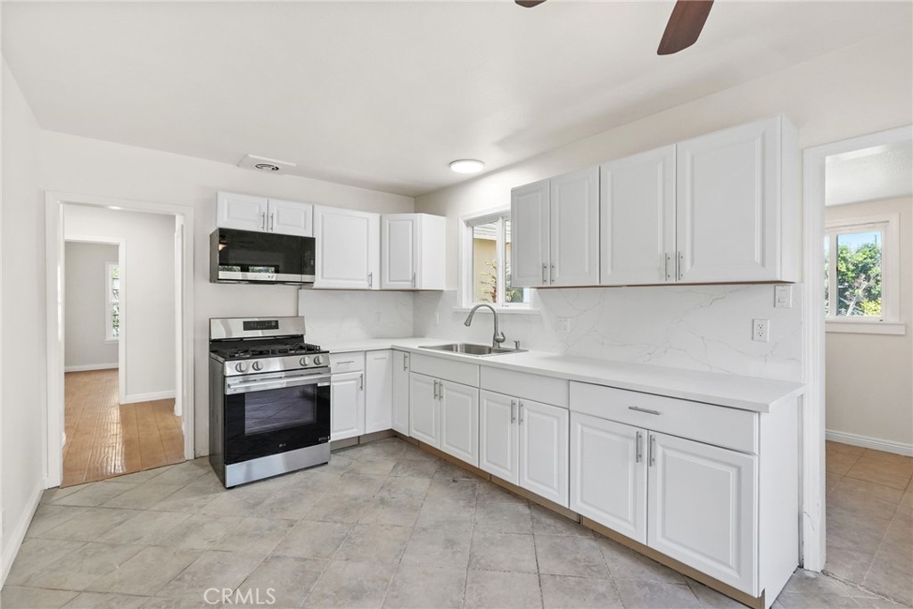 15115 Leadwell Street Property Photo 6