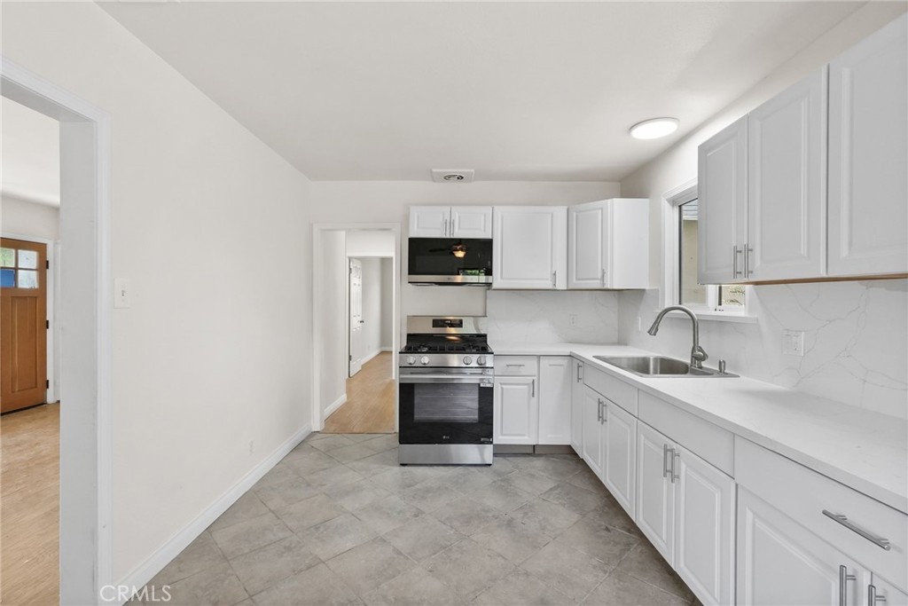 15115 Leadwell Street Property Photo 7