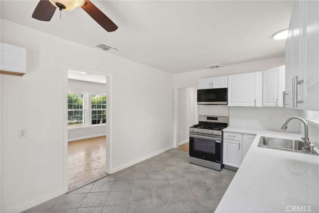 15115 Leadwell Street Property Photo 8