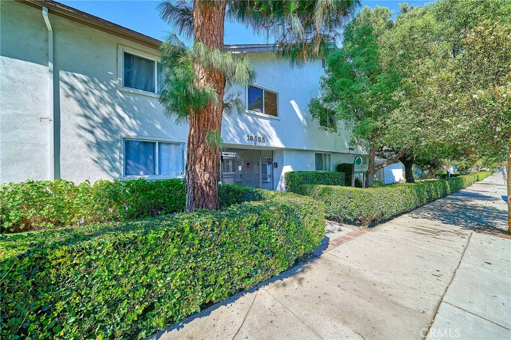 18555 Collins Street C26 Property Photo 1