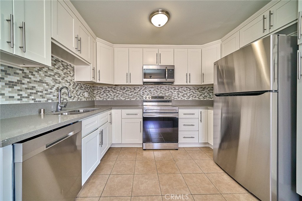 18555 Collins Street C26 Property Photo 1
