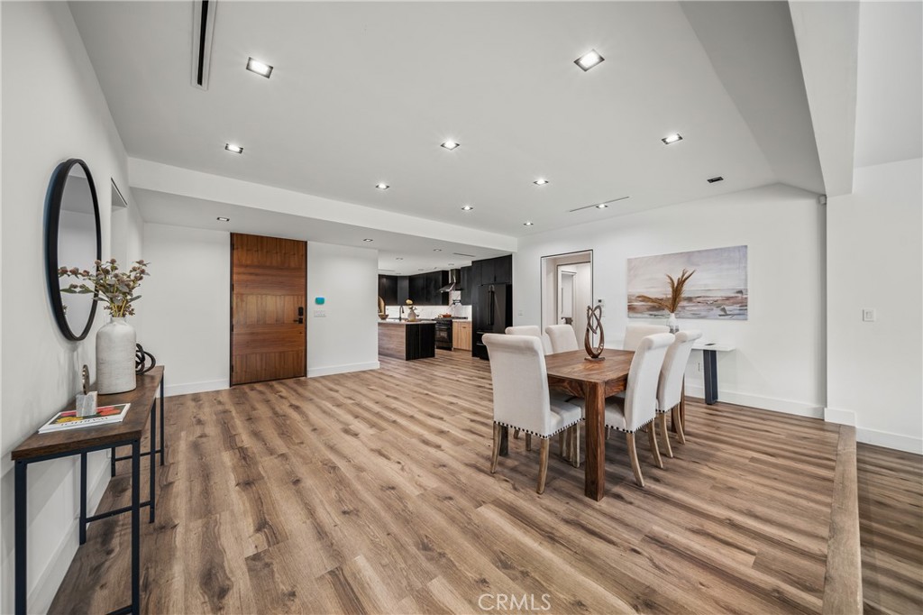 5109 Longridge Avenue Property Photo 2