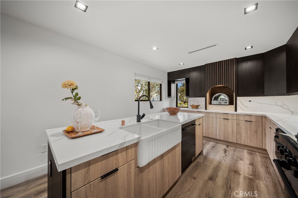 5109 Longridge Avenue Property Photo 8