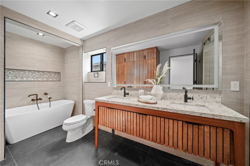 5109 Longridge Avenue Property Photo 10