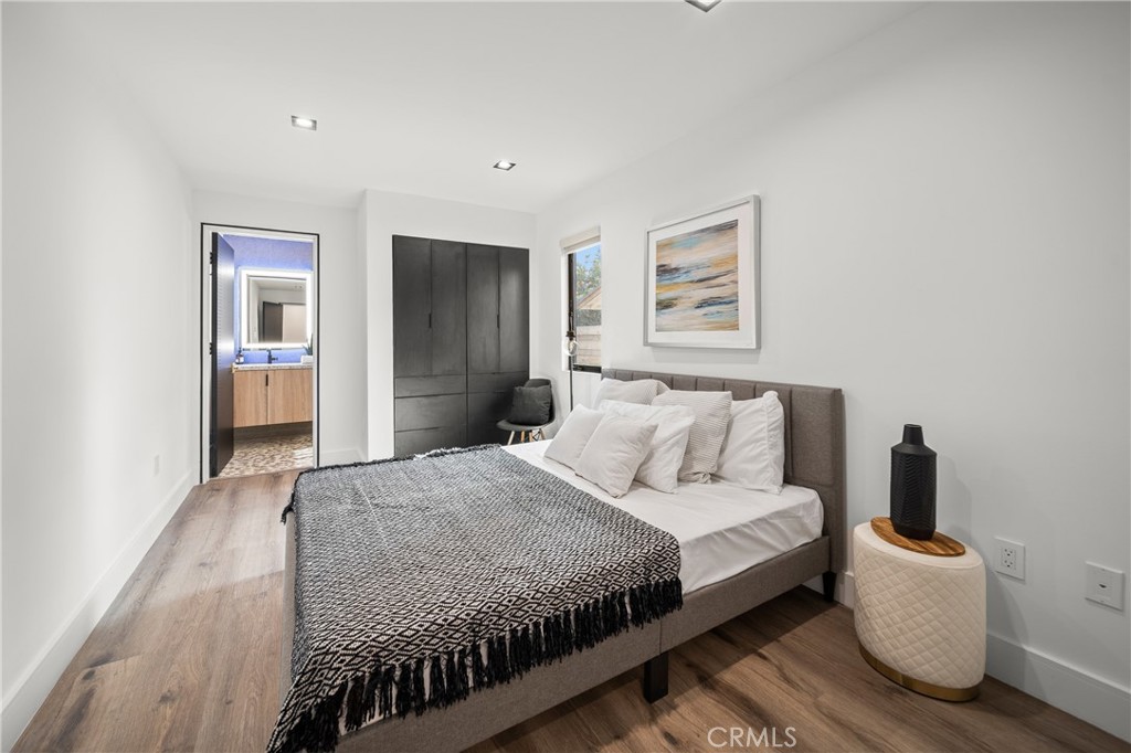 5109 Longridge Avenue Property Photo 14