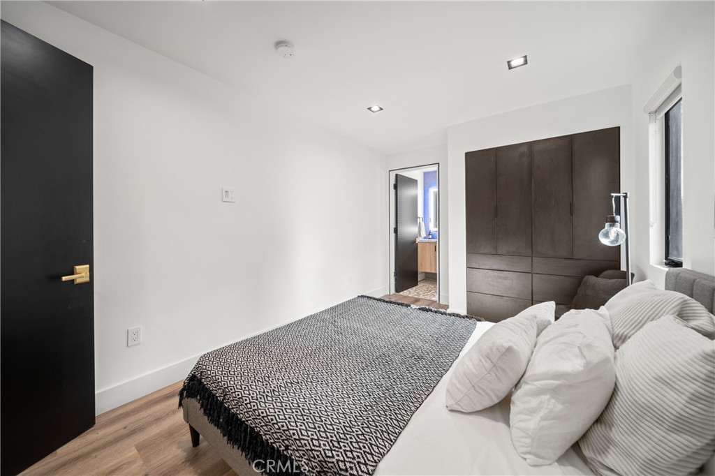 5109 Longridge Avenue Property Photo 15