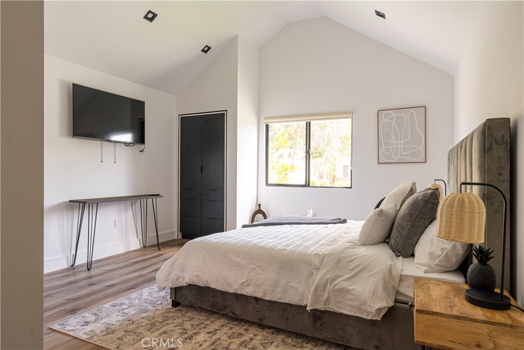 5109 Longridge Avenue Property Photo 26