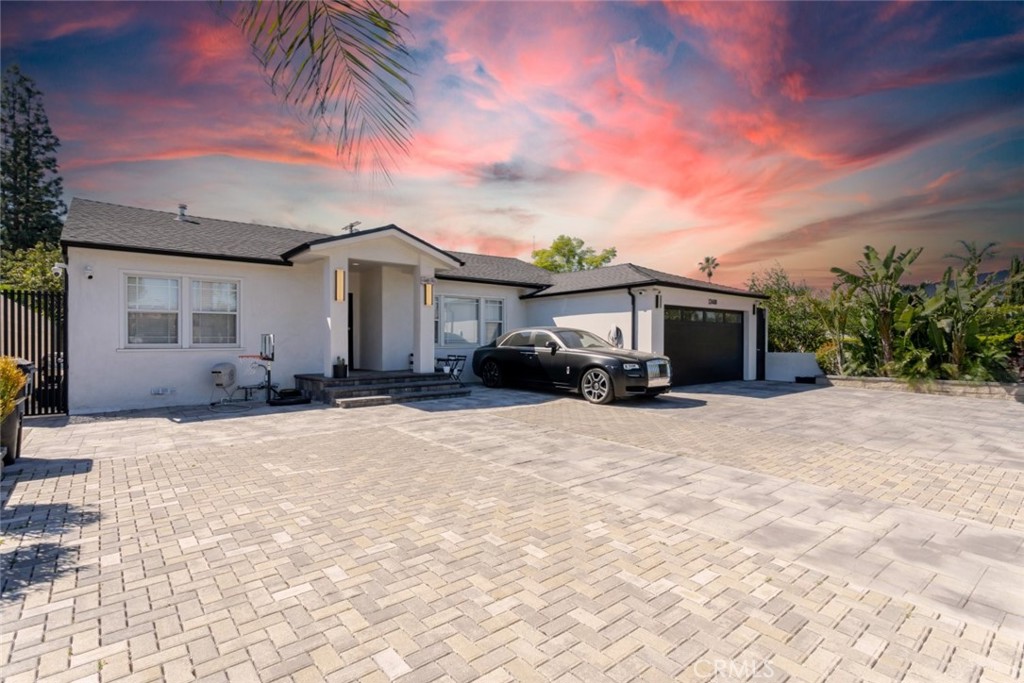 12608 Califa Street Property Photo 4