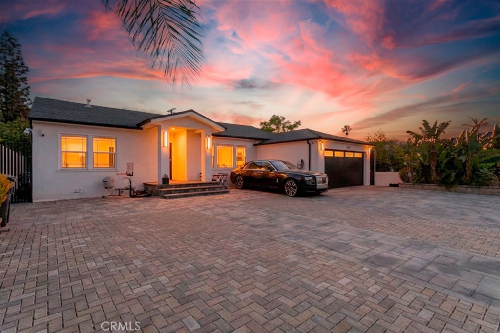 12608 Califa Street Property Photo 5
