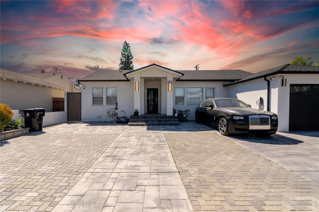12608 Califa Street Property Photo 6
