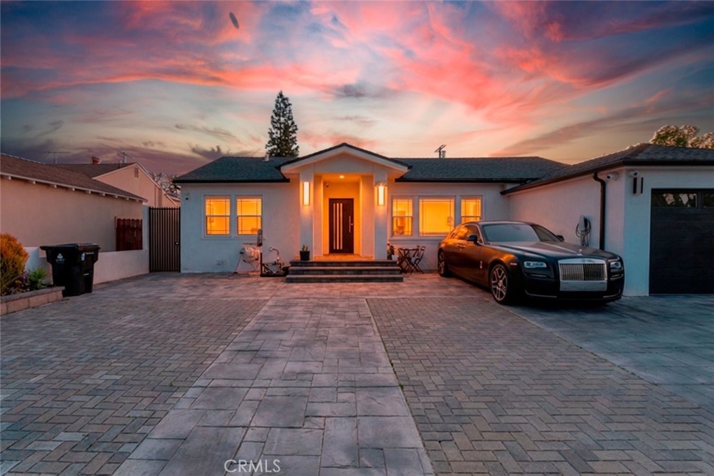 12608 Califa Street Property Photo 7