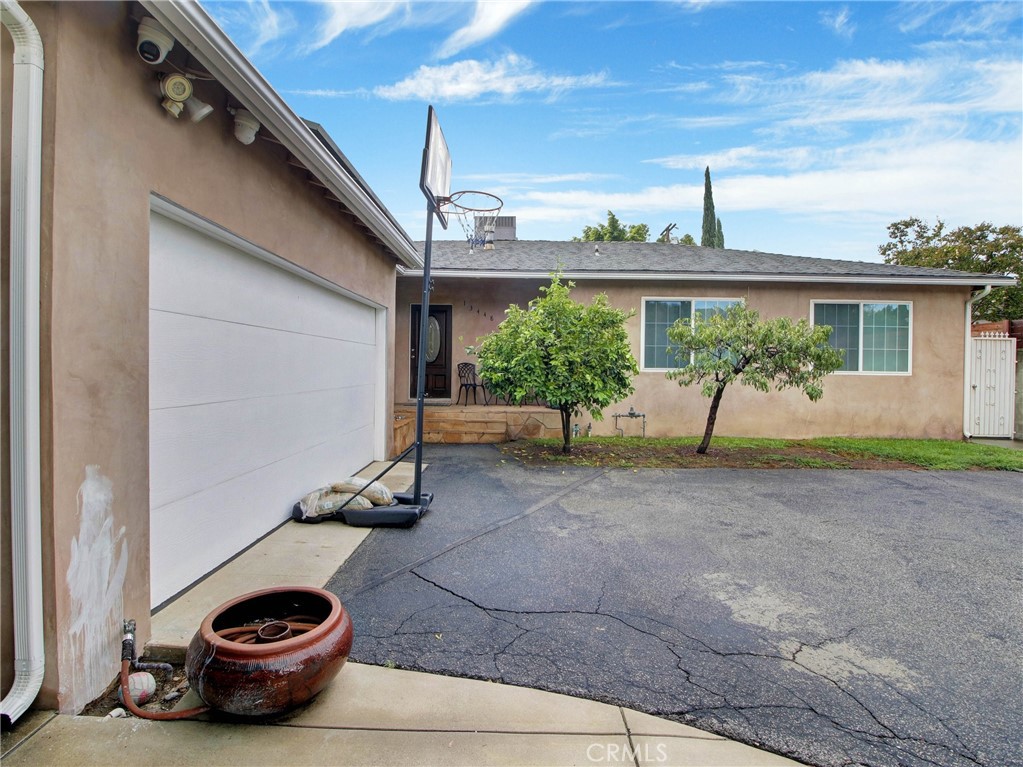 13448 Hart Street Property Photo 3