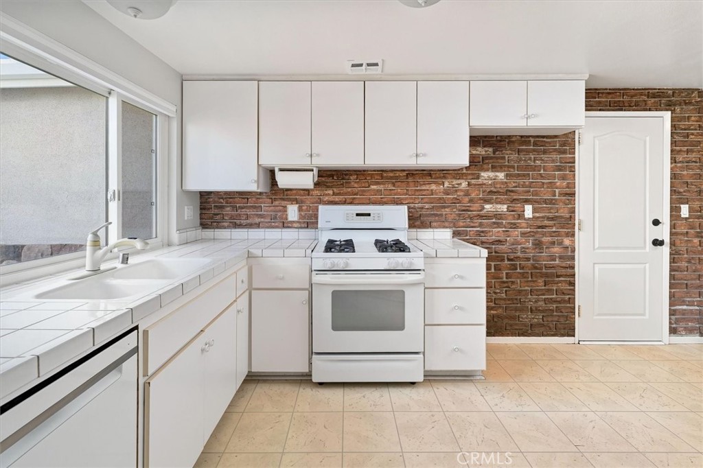 18926 Claycrest Property Photo 6