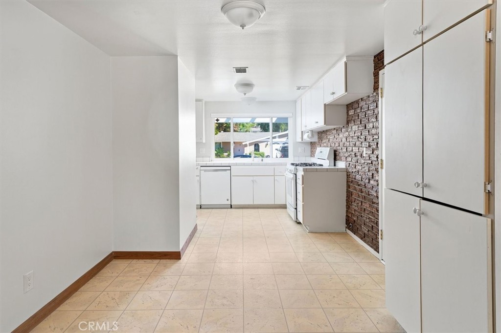 18926 Claycrest Property Photo 8