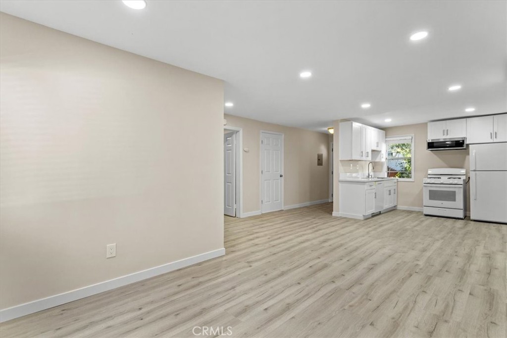3652 Fredonia B Property Photo 2