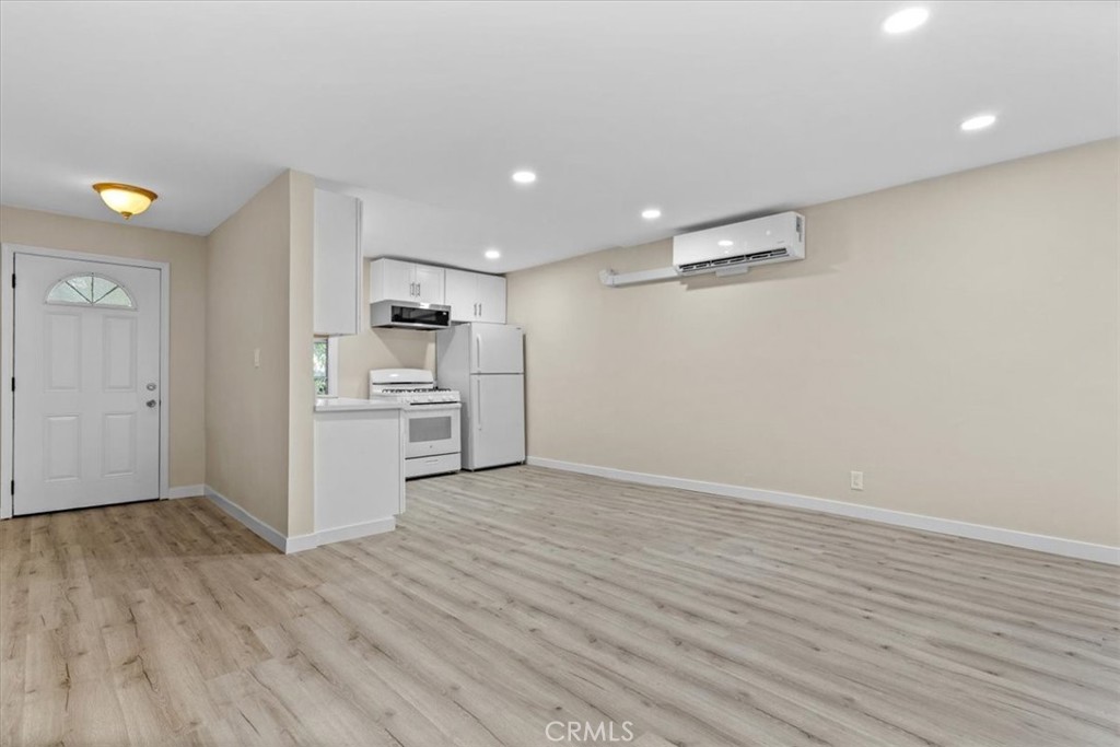 3652 Fredonia B Property Photo 3