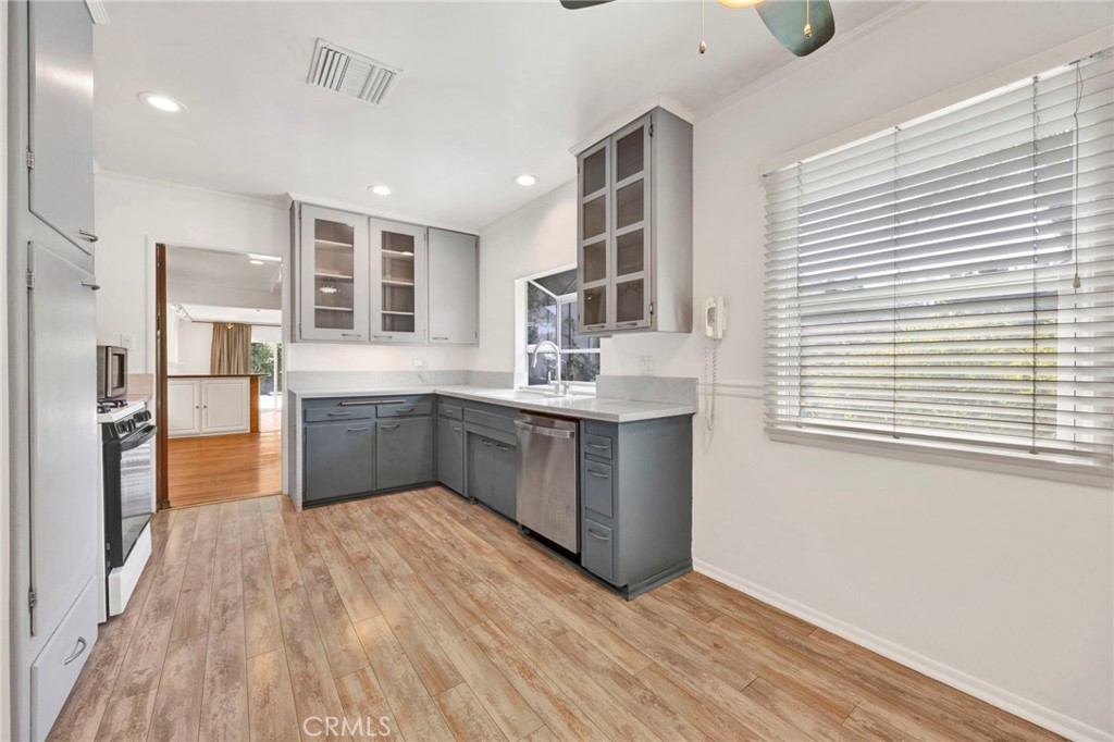 13916 Cohasset Street Property Photo 22