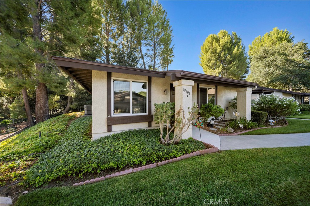 19508 Avenue Of The Oaks Property Photo 2
