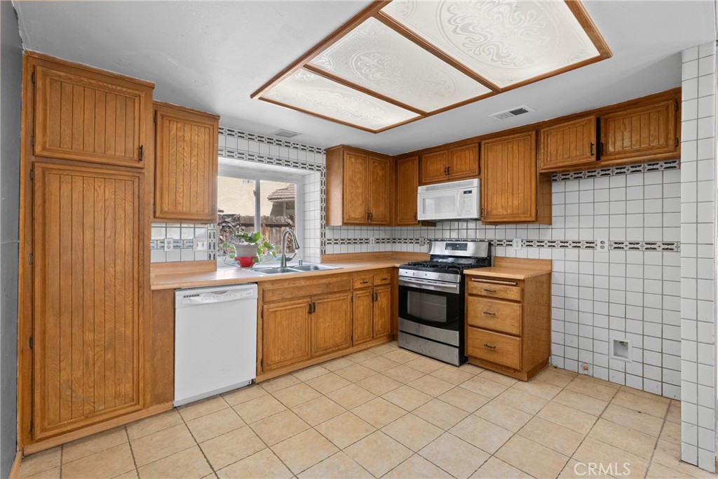 26825 Pamela Drive Property Photo 8