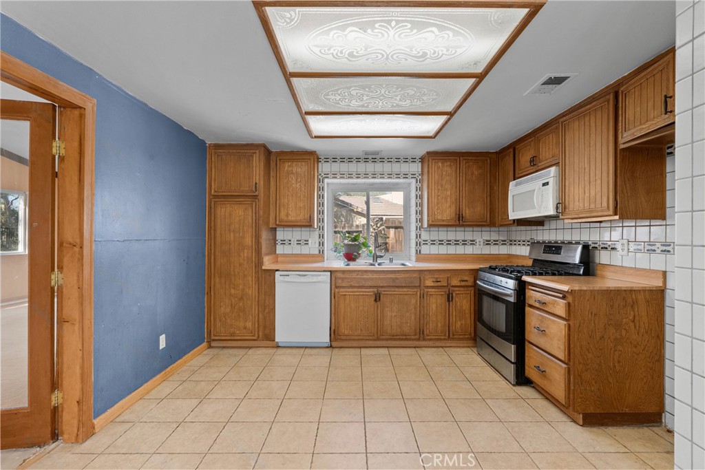 26825 Pamela Drive Property Photo 9