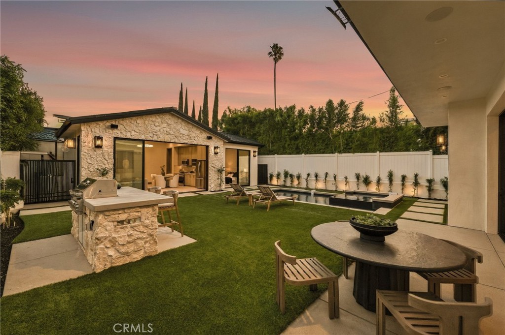 16658 Addison Property Photo 3
