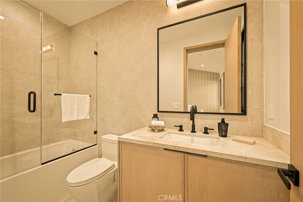 16658 Addison Property Photo 32