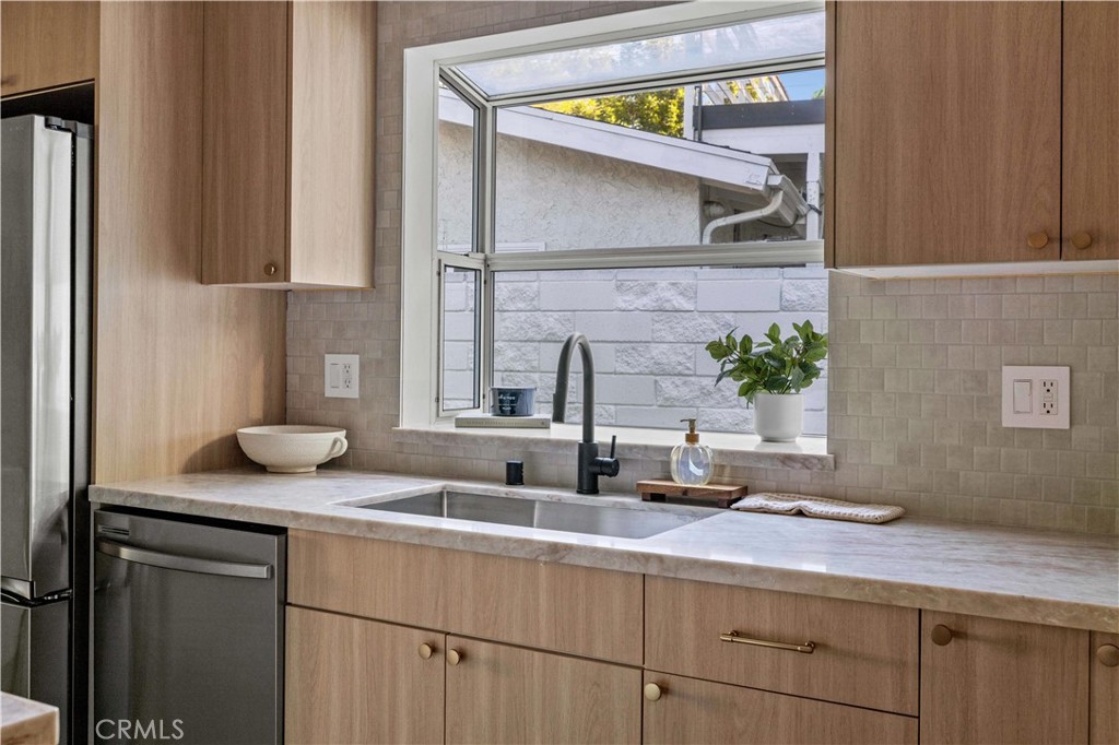 9443 Mclennan Avenue Property Photo 9