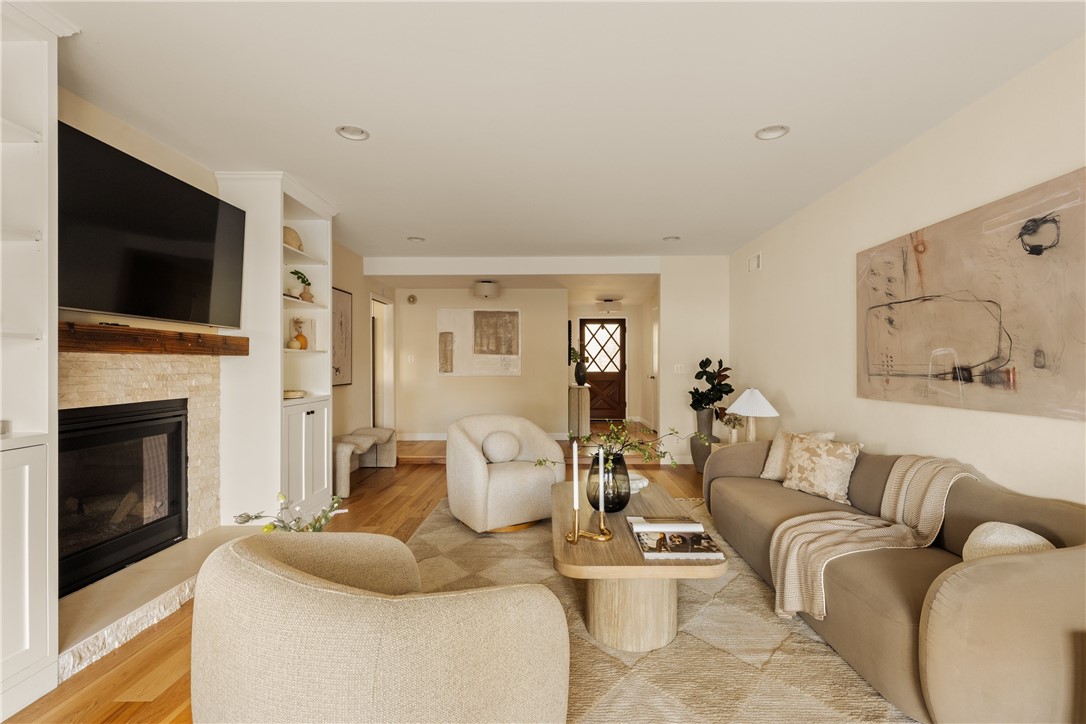 23642 Oxnard Property Photo 3