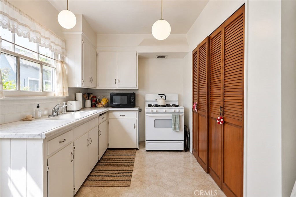 5420 Kester Property Photo 11