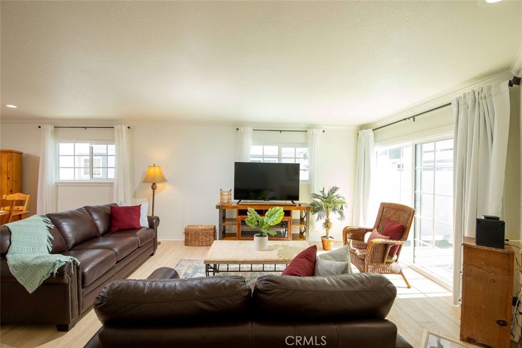 7310 Balboa Boulevard F Property Photo 2