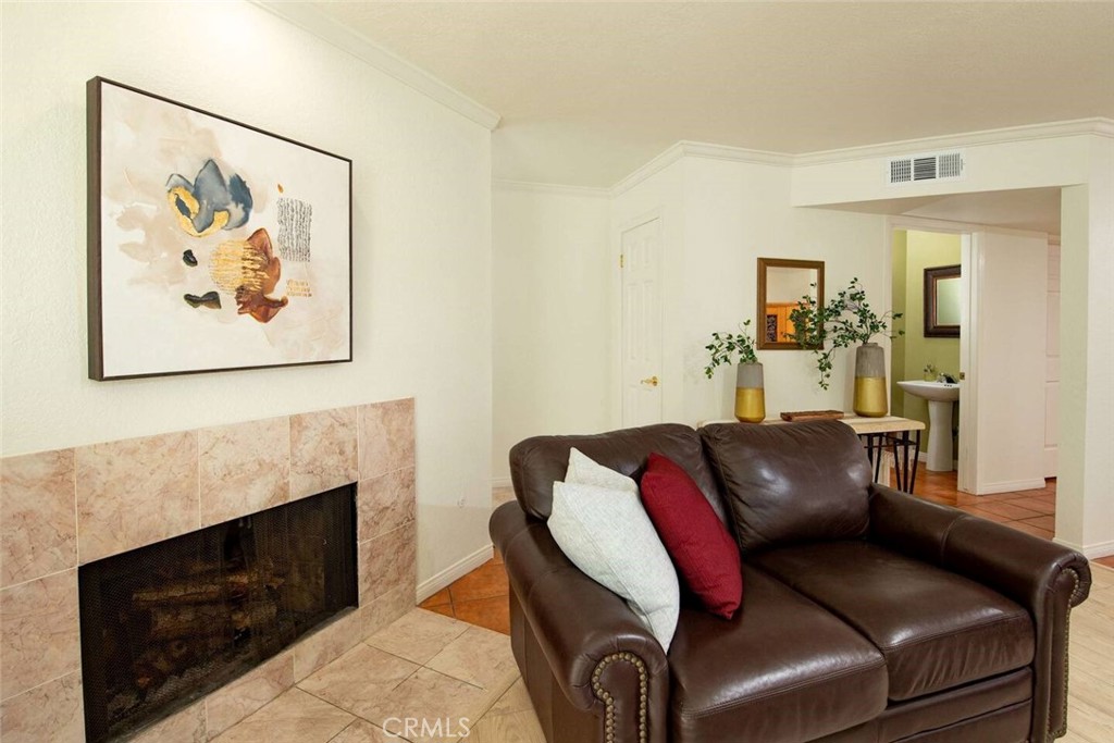 7310 Balboa Boulevard F Property Photo 8