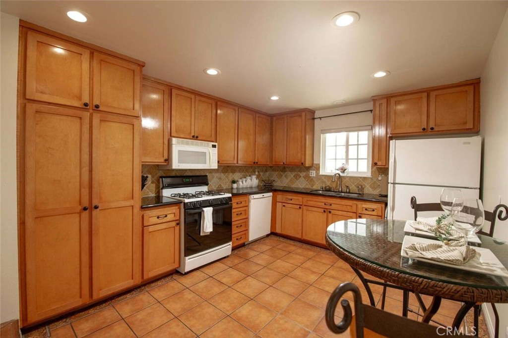 7310 Balboa Boulevard F Property Photo 13