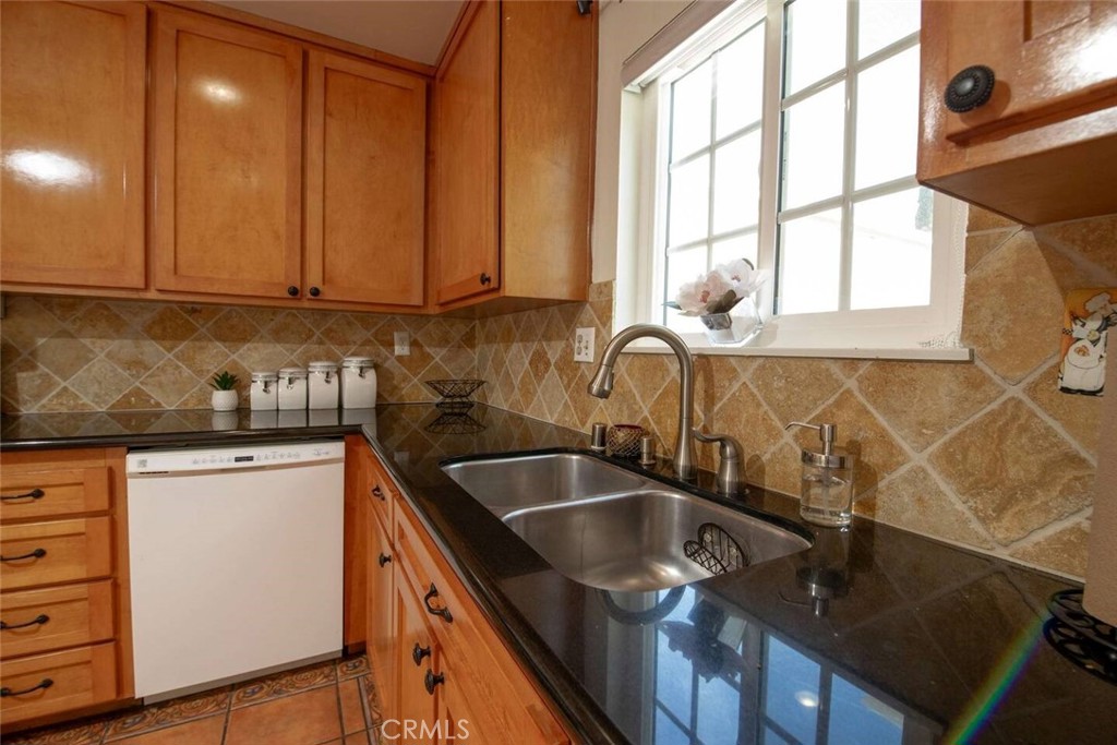 7310 Balboa Boulevard F Property Photo 14