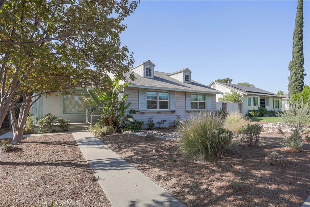 17062 San Fernando Mission Boulevard Property Photo 1