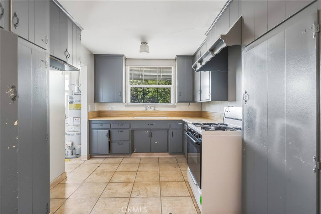 17062 San Fernando Mission Boulevard Property Photo 7
