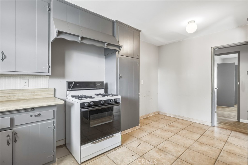 17062 San Fernando Mission Boulevard Property Photo 8