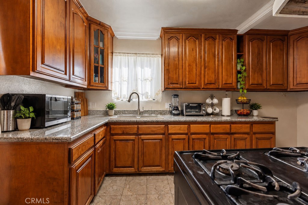 11430 Califa Street Property Photo 4