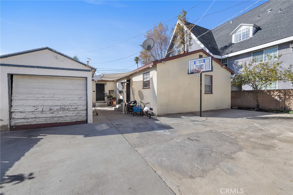 11430 Califa Street Property Photo 9