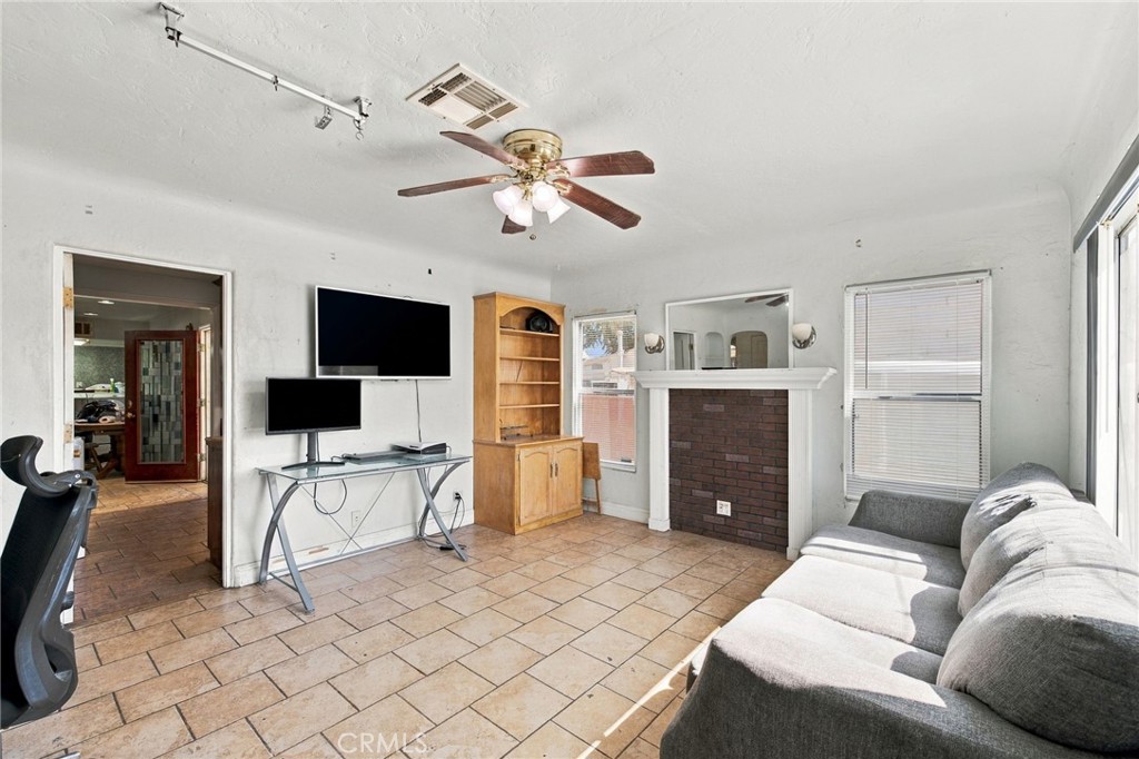 110 E Belle Avenue Property Photo 3