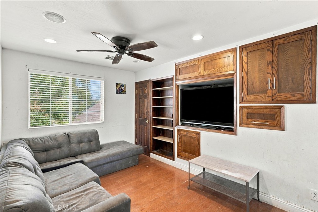 110 E Belle Avenue Property Photo 7